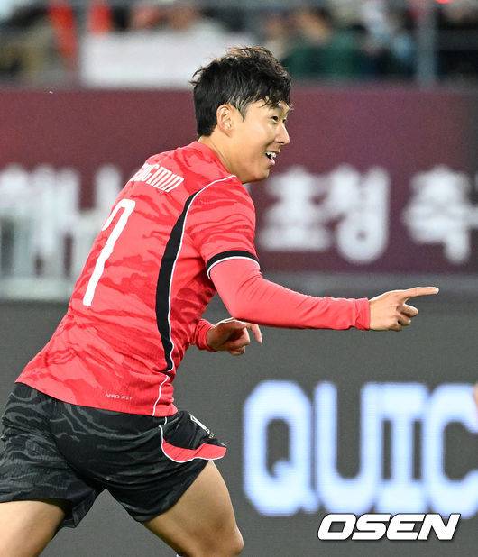 [OSEN=용인, 이대선 기자] 로베르트 모레노 감독이 이끄는 대한민국 축구 대표팀과 우즈베키스탄의 경기가 6일 용인미르스타디움에서 열렸다.이번 우즈베키스탄전은 로베르트 모레노 임시 감독 체제에서 치르는 9~10월 A매치 4연전의 마지막 경기다.앞선 3경기 성적은 1승 1무 1패. 우즈베키스탄을 상대로 수비 안정감을 이어가는 동시에 공격에서 얼마나 달라진 모습을 보여줄지가 관건이다.전반 대한민국 손흥민이 선제골을 성공시키고 환호하고 있다. 2026.10.06 /sunday@osen.co.kr