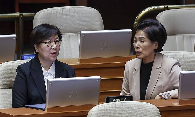 정은경 보건복지부 장관과 최민희 더불어민주당 의원이 1일 서울 여의도 국회에서 열린 제439회국회(정기회) 제10차 본회의에서 대화하고 있다. 뉴시스