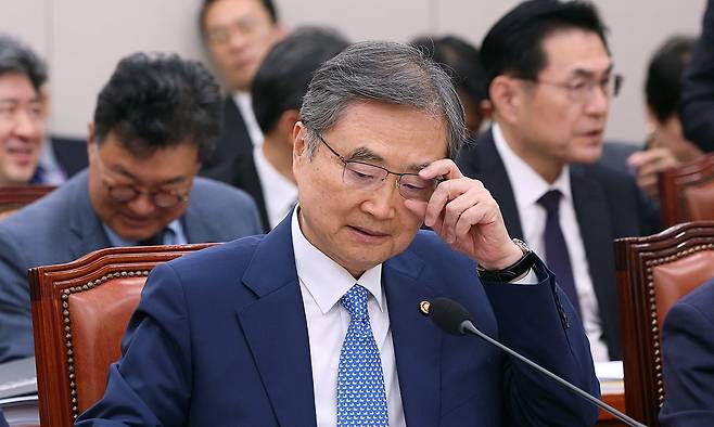 진땀 6일 국회에서 열린 외교통일위원회 국정감사에 참석한 조현 외교부 장관이 답변 자료를 살펴보며 안경을 고쳐 쓰고 있다. 남정탁 기자