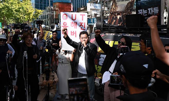 보수성향 시민단체가 6일 서울 종로구 수송동에서 영화 ‘암살자(들)’이 역사를 왜곡했다며 출연 배우를 규탄하는 집회를 열고 있다.뉴스1