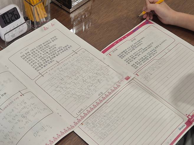 2일 서울 강남구 대치동의 한 글씨 교정 학원에서 유 모(10) 군이 예문을 따라 쓴 모습. 위는 학원을 다니기 전, 아래는 5개월간 수업을 받은 뒤의 글씨다. 사진=정유나 기자