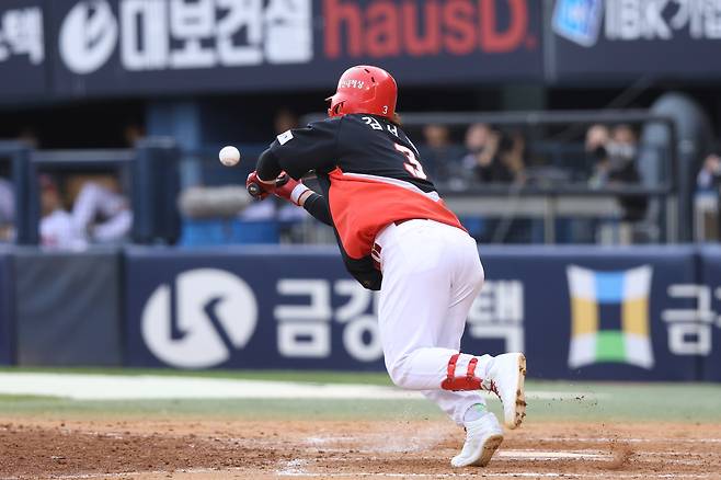 KIA 김선빈이 3일 잠실 LG전에서 9회 스퀴즈 번트를 대고 있다. KIA 타이거즈 제공