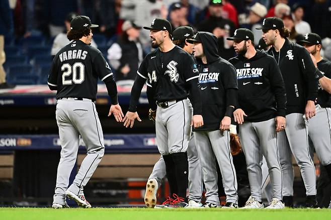 미국프로야구 메이저리그(MLB) 시카고 화이트삭스 미겔 바르가스가 6일(한국시간) 프로그레시브 필드에서 열린 클리블랜드와의 아메리칸리그 디비전시리즈 2차전에서 이긴 뒤 동료들과 하이파이브를 하고 있다. Imagn Images