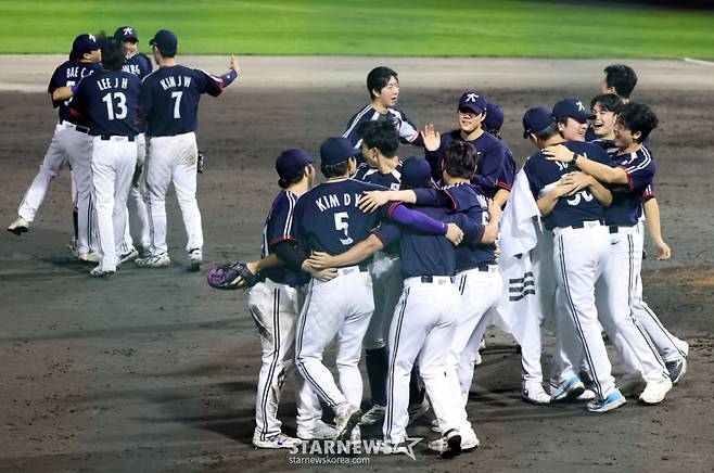 선발투수 곽빈과 대한민국 야구대표팀 선수들이 27일 일본 아이치현 도요하시 시민구장에서 열린 2026 아이치·나고야 야구 슈퍼라운드 한국과 일본 결승전 9회말 수비를 마무리하며 3-1로 승리, 금메달을 확정한 후 환호하고 있다. 2026.09.27. /사진=강영조 cameratalks@