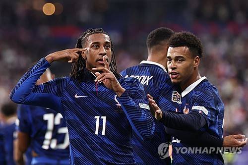 프랑스 축구 국가대표팀 지휘봉을 잡은 뒤 치른 4경기에서 3승1무라는 호성적을 거두며 여전한 지도력을 과시한 지네딘 지단 감독이 벨기에전에서 대역전승을 거둔 뒤 프랑스축구협회(FFF)에 풀백 발굴을 요구했다. 지단 감독은 프랑스축구협회에 풀백 보강의 필요성을 역설하며 협회 측에 대표팀에 선발할 만한 풀백 발굴을 요구한 것으로 알려졌다. 사진 연합뉴스