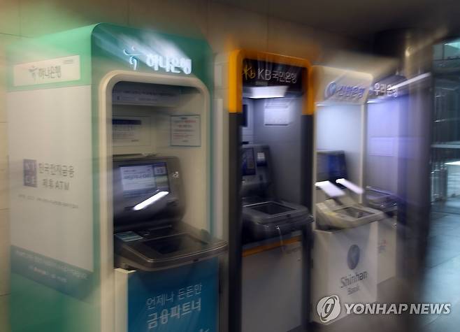 은행 줄줄이 해킹 사고 (서울=연합뉴스) 박동주 기자 = 최근 금융권 해킹 사고가 발생한 가운데 5일 서울 시내 한 건물 내에 설치된 은행 ATM기. 2026.10.5 pdj6635@yna.co.kr