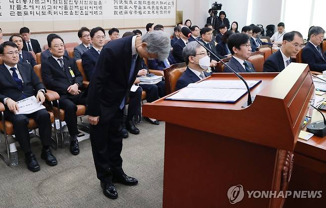 인사하는 조희대 대법원장 (서울=연합뉴스) 신현우 기자 = 조희대 대법원장이 6일 국회 법제사법위원회에서 열린 대법원 등에 대한 국정감사에서 인사말을 하기 전 인사하고 있다. 2026.10.6 nowwego@yna.co.kr