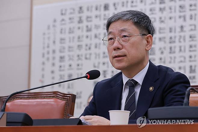답변하는 노경필 법원행정처장 (서울=연합뉴스) 신현우 기자 = 노경필 법원행정처장이 6일 국회 법제사법위원회에서 열린 대법원 등에 대한 국정감사에서 법사위원 질문에 답하고 있다. 왼쪽은 비어있는 조희대 대법원장 자리. 2026.10.6 nowwego@yna.co.kr