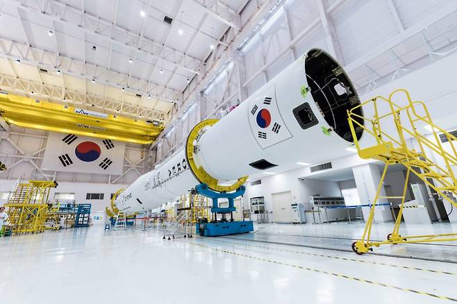 전남 고흥 나로우주센터 발사체종합조립동에서 누리호 5호기 1, 2단이 결합된 모습.항우연 제공