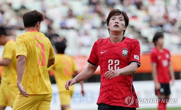 경남FC 배현서(21)가 지난달 30일 일본 오사카 나가이 스타디움에서 열린 2026 아이치·나고야 아시안게임 남자 축구 준결승 대한민국과 중국의 경기에서 슛이 빗나가자 아쉬워하고 있다. /연합뉴스