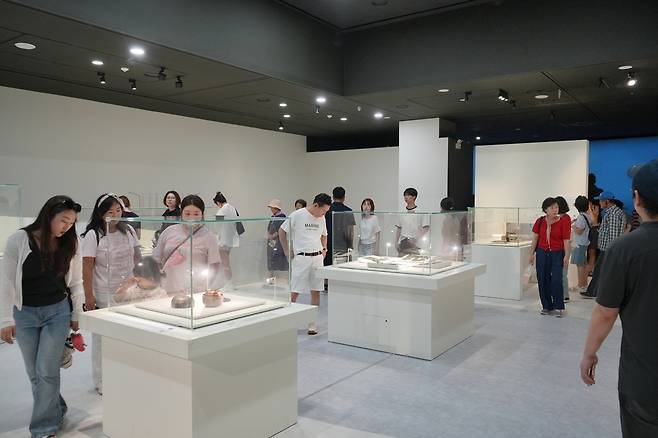 국립경주박물관 ‘황룡사, 부처의 사리를 모시다-황룡봉불’을 찾은 관람객들이 전시물을 살펴보고 있다. /국립경주박물관 제공