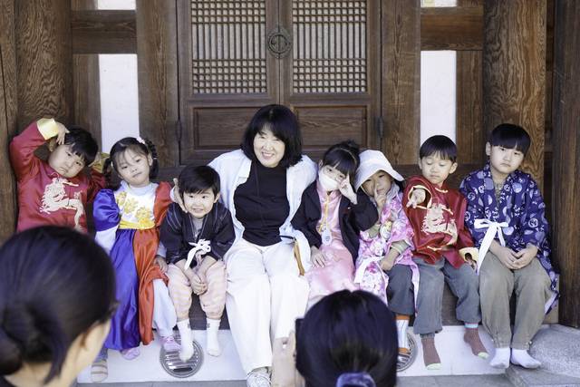 백일장 부대행사로 마련된 '세계 놀이 및 의상 체험'에 참여한 달서구 관내 어린이집 원생들이 다채로운 각국의 전통 의상을 입고 서원 툇마루에 옹기종기 모여 앉아있다. 달서구가족센터 제공