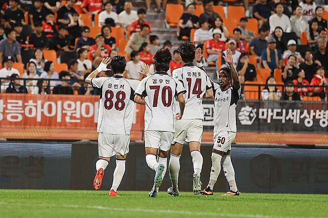 세리머니 중인 광주 선수단. 광주FC 제공
