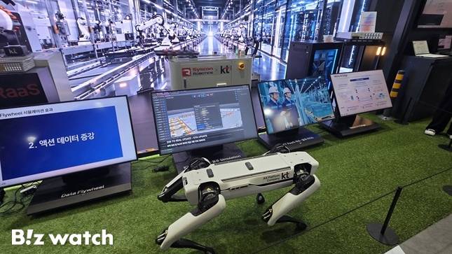 7일 서울 코엑스에서 열린 'AI 페스타 2026' KT 전시관 내 피지컬 AI 전시. /사진=비즈워치