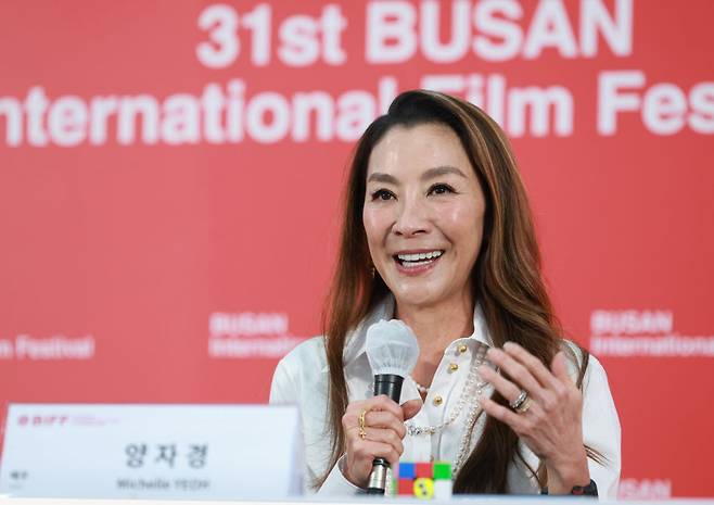 영화배우 양자경이 7일 부산 해운대구 영화의전당 비프힐에서 열린 ‘제31회 부산국제영화제’(BIFF) 올해의 아시아영화인상 기자회견에 참석해 취재진 질문에 답하고 있다.(사진=뉴스1)