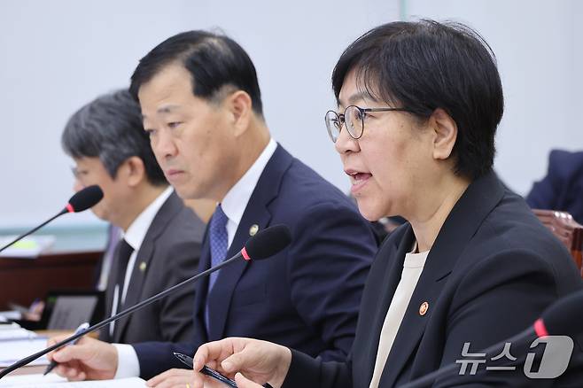 정은경 보건복지부 장관이 7일 서울 여의도 국회에서 열린 보건복지위원회의 보건복지부 등에 대한 국정감사에서 의원 질의에 답변하고 있다. 2026.10.7 ⓒ 뉴스1 신웅수 기자
