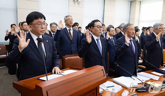 강동완 중앙선거관리위원회 사무총장 직무대행을 비롯한 기관증인들이 7일 서울 여의도 국회에서 열린 행정안전위원회의 중앙선거관리위원회 등에 대한 국정감사에 출석해 증인선서를 하고 있다. 2026.10.7 ⓒ 뉴스1 유승관 기자