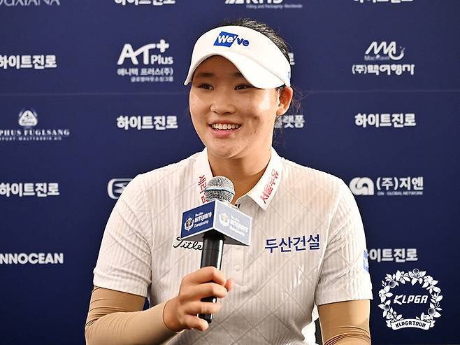 김민솔이 1일 블루헤런GC에서 열린 KLPGA투어 하이트진로 챔피언십 1라운드를 단독선두로 마친 뒤 밝은 표정으로 인터뷰하고 있다. 사진 | KLPGA