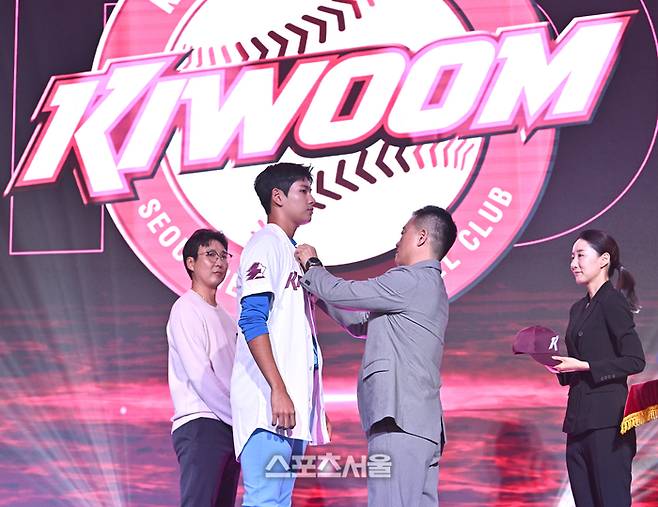 키움 허필승 단장(오른쪽)이 21일 서울 잠실 롯데호텔 월드에서 열린 2027 KBO 신인드래프트에서 키움에 지명된 부산고 하현승에 유니폼을 입혀주고 있다. 사진 | 최승섭 기자 thunder@sportsseoul.com