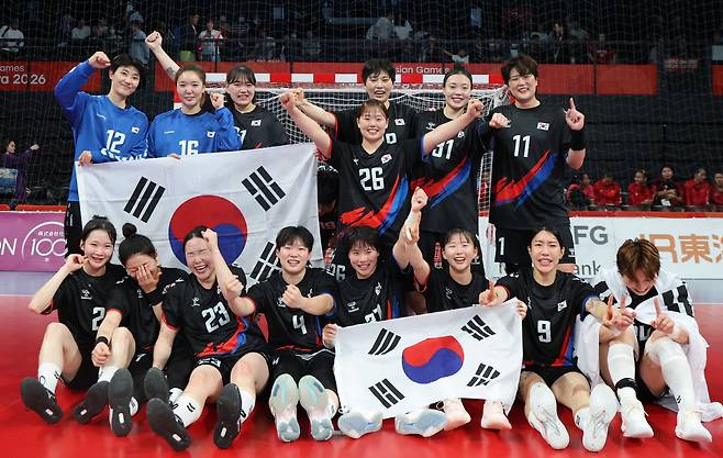 한국 여자핸드볼 8년 만에 정상 탈환      (이나자와[일본]=연합뉴스) 서대연 기자 = 27일 일본 아이치현 이나자와 엔트리오에서 열린 2026 아이치·나고야 아시안게임 여자 핸드볼 풀리그 최종전 대한민국과 일본의 경기.      승리를 거두며 금메달을 확정지은 대한민국 선수들이 기념촬영을 하고 있다. 2026.9.27      dwise@yna.co.kr  (끝)      <저작권자(c) 연합뉴스, 무단 전재-재배포, AI 학습 및 활용 금지>