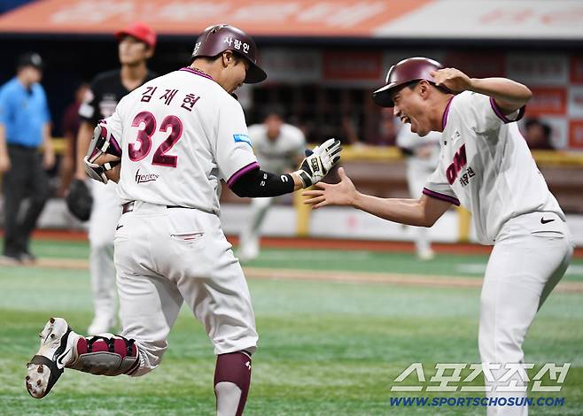 23일 서울 고척스카이돔에서 열린 KIA 타이거즈와 키움 히어로즈의 경기. 9회말 2사 만루 김재현이 이의리를 상대로 끝내기 만루포를 친 후 환영받고 있다. 정재근 기자 cjg@sportschosun.com/2026.8.23/