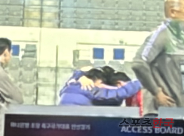 경기 종료 후 갑자기 빈 경기장에 나와 서로를 부둥켜안고 머리를 맞댄 김민재-황인범-황희찬. ⓒ스포츠한국 김성수 기자