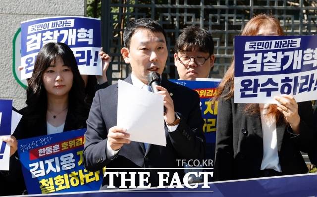 김용민 더불어민주당 의원과 조국혁신당 등이 검찰개혁 관련 과거 입장을 둘러싼 이재명 대통령과 청와대의 반박에 재차 맞서면서 범여권 내부의 논쟁이 확산하고 있다. 사진은 김용민 더불어민주당 의원을 비롯한 시민주도 형사소송법 개정 추진 모임과 9개 당원 단체가 지난 2일 서울 서초구 서울 공소청앞에서 국민을 위한 형사사법체계 대전환! 공소청·중수청 출범 기자회견을 하고 있는 모습. /뉴시스