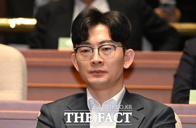 박충권 국민의힘 의원(사진)이 통일부와 민주사회를위한변호사모임(민변)이 북한이탈주민(탈북민)에게 재입북을 권유했다는 제보를 공개하자 일부 더불어민주당 의원들이 웃음을 보였고, 박 의원이 "이게 웃을 일이냐"고 반발하면서 고성이 오갔다. /박헌우 기자