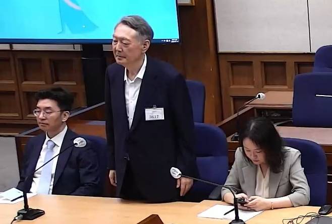 정치 브로커 명태균씨로부터 무상으로 여론조사를 받은 혐의로 기소된 윤석열 전 대통령이 지난 7월 서울 서초구 서울중앙지방법원에서 열린 1심 선고공판에서 선고 내용을 듣고 있다./뉴스1