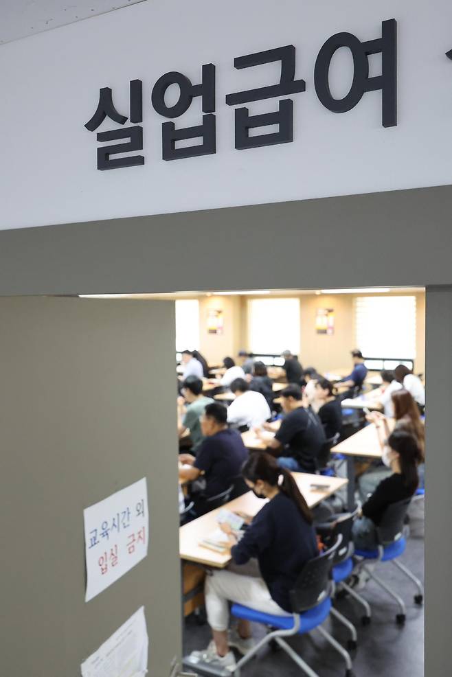 11일 서울 마포구 서부고용복지플러스센터에서 구직자들이 실업급여 설명회 수강을 위해 대기하고 있다. 2026.06.11 뉴시스