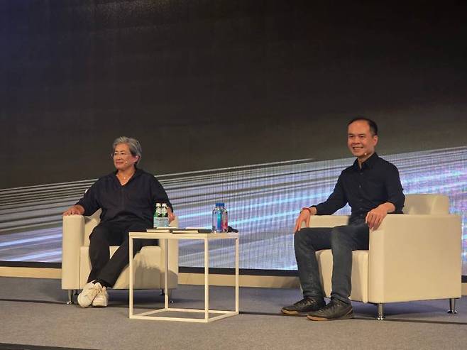 무대에 오른 AMD 리사 수 CEO와 잭 후인 수석 부사장