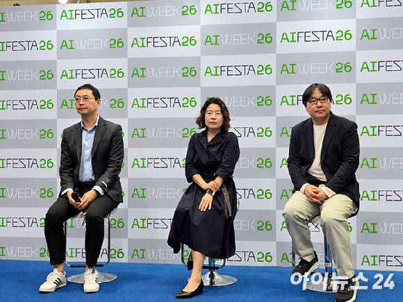 7일 서울 코엑스에서 열린 KT '모두의 AI' 기자설명회에서 차경훈 에이전틱 AI 플랫폼팀 팀장, 이경남 다음 검색부문 부문장, 한지윤 업스테이지 리더가 취재진과 질의응답을 진행하고 있는 모습. [사진=안세준 기자]