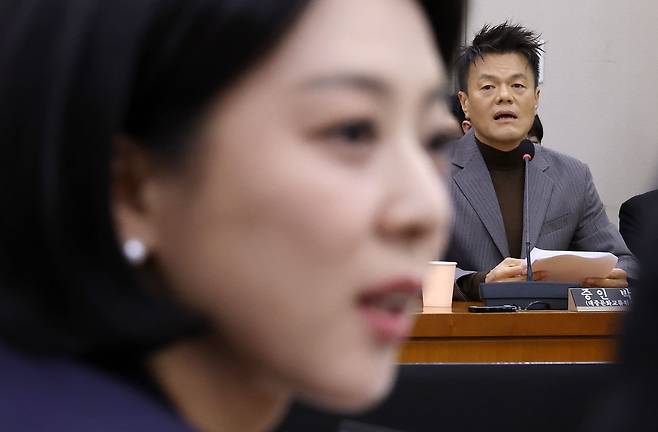 7일 국회 문화체육관광위원회에서 열린 문화체육관광부에 대한 국정감사에서 증인으로 출석한 박진영 대중문화교류위원회 공동위원장이 국민의힘 배현진 의원으로부터 패노메논 기획 관련 질의를 받고 있다.연합뉴스