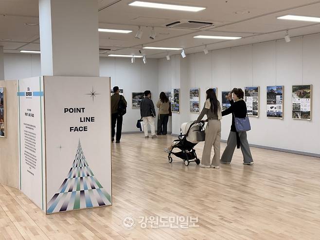 ▲ 7일 횡성문화예술회관에서 개막한 ‘2026 강원건축문화제’ 전시장을 찾은 관람객들이 강원건축문화상 출품작과 수상작을 살펴보고 있다.박재혁 기자