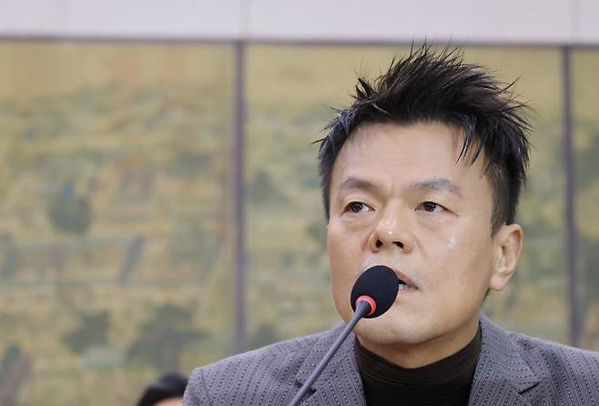 ▲ 7일 국회 문화체육관광위원회에서 열린 문화체육관광부에 대한 국정감사에서 증인으로 출석한 박진영 대중문화교류위원회 공동위원장이 글로벌 축제 ‘패노메논’ 기획 배경을 밝히고 있다. 연합뉴스