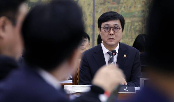 최휘영 문화체육관광부 장관이 7일 국회 문화체육관광위원회에서 열린 문화체육관광부에 대한 국정감사에서 의원 질의에 답하고 있다. 연합뉴스