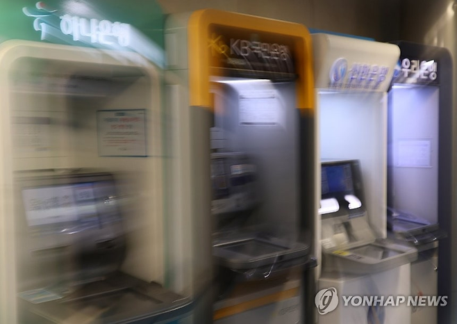 최근 금융권 해킹 사고가 발생한 가운데 서울 시내 한 건물 내에 설치된 은행 ATM기. 연합뉴스