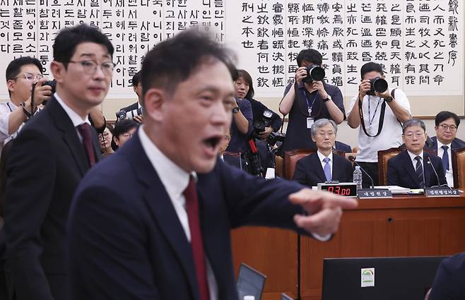 조희대 대법원장이 6일 오전 서울 여의도 국회에서 열린 법제사법위원회 국정감사에서 항의하는 김태규 국민의힘 의원을 바라보고 있다. [뉴시스]
