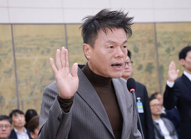 증인 선서하는 박진영, 사진ㅣ연합뉴스