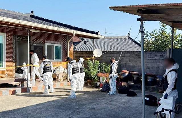 7일 오전 전남광주 나주시 한 주택에서 경찰이 현장 감식을 하고 있다. 연합뉴스