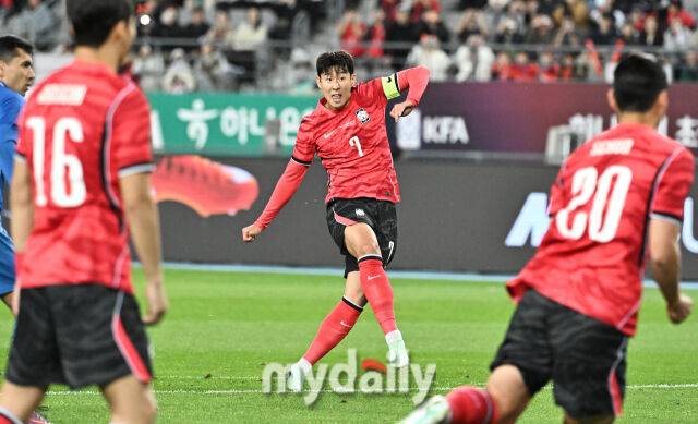 6일 오후 경기도 용인시 용인미르스타디움에서 진행된 축구 국가대표 친선경기 대한민국과 우즈베키스탄의 경기.추구대표팀 손흥민이 전반 7분 프리킥 선제골을 터뜨리고 있다./용인미르스타디움=송일섭 기자