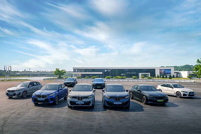 BMW 코리아가 올해 수입 프리미엄 브랜드 가운데 처음으로 전동화 모델 판매 1만 대를 넘어섰다. [BWM 코리아 제공]