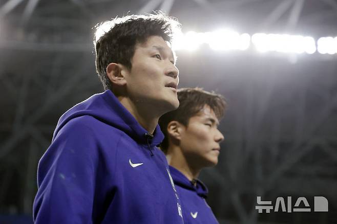[용인=뉴시스] 최동준 기자 = 6일 경기 용인미르스타디움에서 열린 하나은행 초청 축구 국가대표팀 친선경기 한국과 우즈베키스탄의 경기에서 2-0으로 승리를 거둔 한국 김민재가 팬들에게 인사하고 있다. 2026.10.06. photocdj@newsis.com