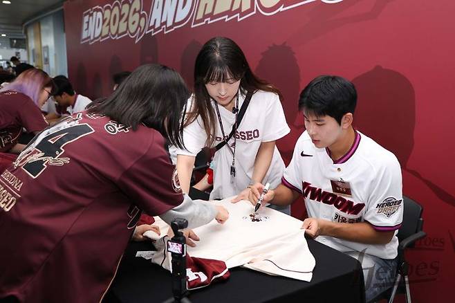 [서울=뉴시스] 프로야구 키움 히어로즈 신인 하현승이 6일 서울 고척스카이돔에서 팬들에게 사인을 해주고 있다. (사진=키움 히어로즈 제공) 2026.10.06. *재판매 및 DB 금지