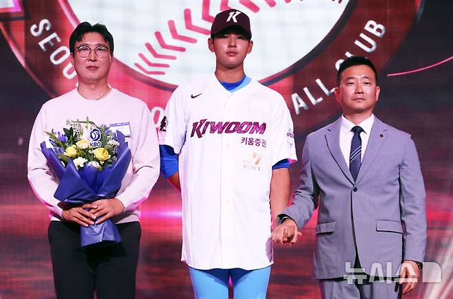 [서울=뉴시스] 박영태 기자 = 21일 오후 서울 송파구 롯데호텔 월드 크리스탈볼룸에서 열린 2027 KBO 신인 드래프트, 전체 1순위 지명권을 보유한 키움 허승필 단장이 부산고 좌완투수 하현승을 지명한 후 기념촬영을 하고 있다. 2026.09.21. since1999@newsis.com