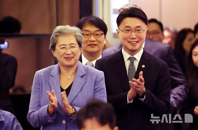 [서울=뉴시스] 박영태 기자 = 류제명 과학기술정보통신부 2차관과 리사 수 AMD회장이 7일 오전 서울 종로구 포시즌스호텔 서울에서 AI반도체 기업 라운드테이블에 함께 입장하고 있다. 2026.10.07. since1999@newsis.com