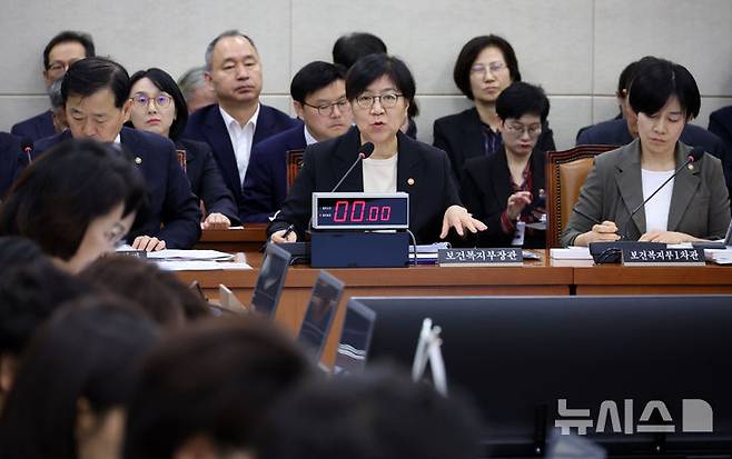 [서울=뉴시스] 조성우 기자 = 정은경 보건복지부 장관이 7일 서울 여의도 국회에서 열린 보건복지위원회의 보건복지부와 질병관리청에 대한 국정감사에서 의원 질의에 답변하고 있다. 2026.10.07. xconfind@newsis.com