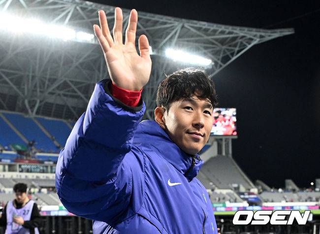 [OSEN=용인, 이대선 기자] 한국축구에 역사적인 날이다. 손흥민(34, LAFC)이 전설 차범근의 A매치 최다골 기록을 넘었다.&nbsp;로베르트 모레노 감독이 이끄는 대한민국 축구대표팀은 6일 오후 8시 용인미르스타디움에서 개최되는 친선전에서 우즈베키스탄을 상대로 손흥민의 선제골과 오세훈의 추가골이 터져 2-0 완승을 거뒀다.&nbsp;경기 종료 후 대한민국 손흥민이 관중석을 향해 인사를 하고 있다. 2026.10.06 /sunday@osen.co.kr