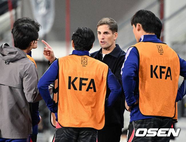 [OSEN=용인, 이대선 기자] 한국축구에 역사적인 날이다. 손흥민(34, LAFC)이 전설 차범근의 A매치 최다골 기록을 넘었다.&nbsp;로베르트 모레노 감독이 이끄는 대한민국 축구대표팀은 6일 오후 8시 용인미르스타디움에서 개최되는 친선전에서 우즈베키스탄을 상대로 손흥민의 선제골과 오세훈의 추가골이 터져 2-0 완승을 거뒀다.&nbsp;후반 대한민국 모레노 감독이 몸푸는 선수들을 찾아 작전을 지시하고 있다. 2026.10.06 /sunday@osen.co.kr