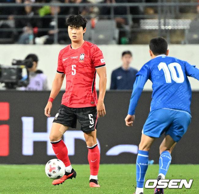 [OSEN=용인, 이대선 기자] 로베르트 모레노 감독이 이끄는 대한민국 축구 대표팀과 우즈베키스탄의 경기가 6일 용인미르스타디움에서 열렸다.이번 우즈베키스탄전은 로베르트 모레노 임시 감독 체제에서 치르는 9~10월 A매치 4연전의 마지막 경기다.앞선 3경기 성적은 1승 1무 1패. 우즈베키스탄을 상대로 수비 안정감을 이어가는 동시에 공격에서 얼마나 달라진 모습을 보여줄지가 관건이다.전반 대한민국 김태현이 드리블 돌파를 하고 있다. 2026.10.06 /sunday@osen.co.kr